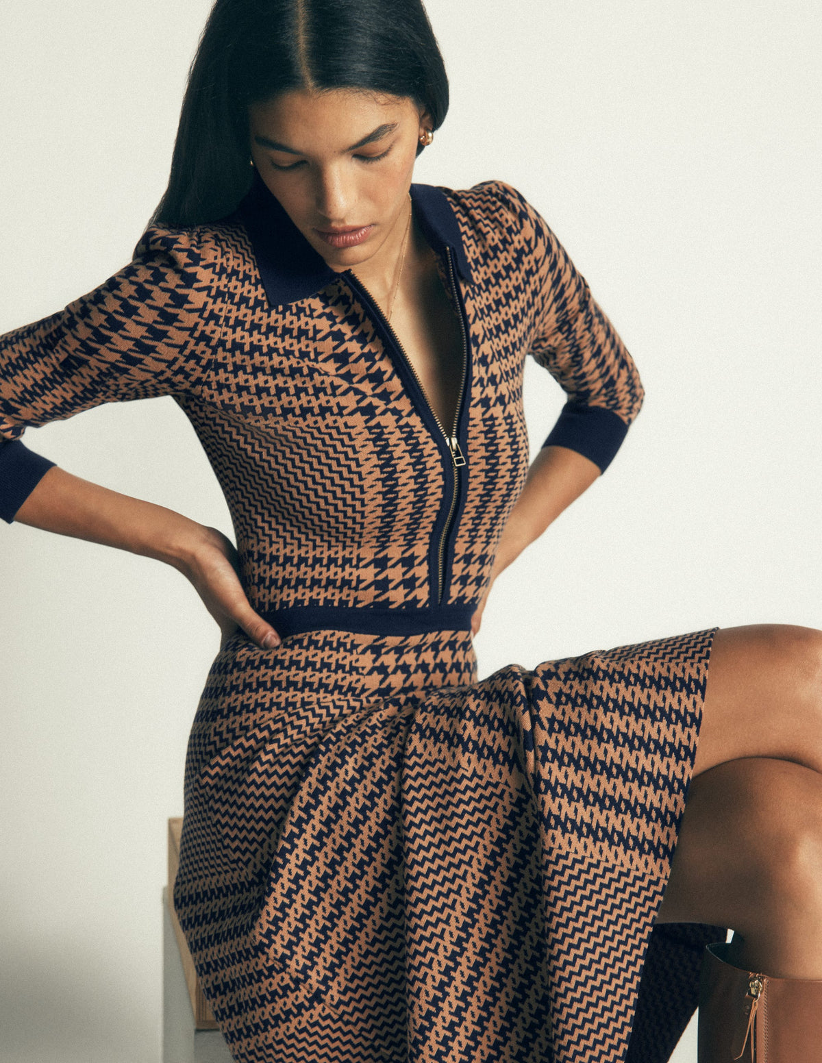Robe Fiona zippée sur le devant en maille-Carreaux camel et bleu marine - Image 1