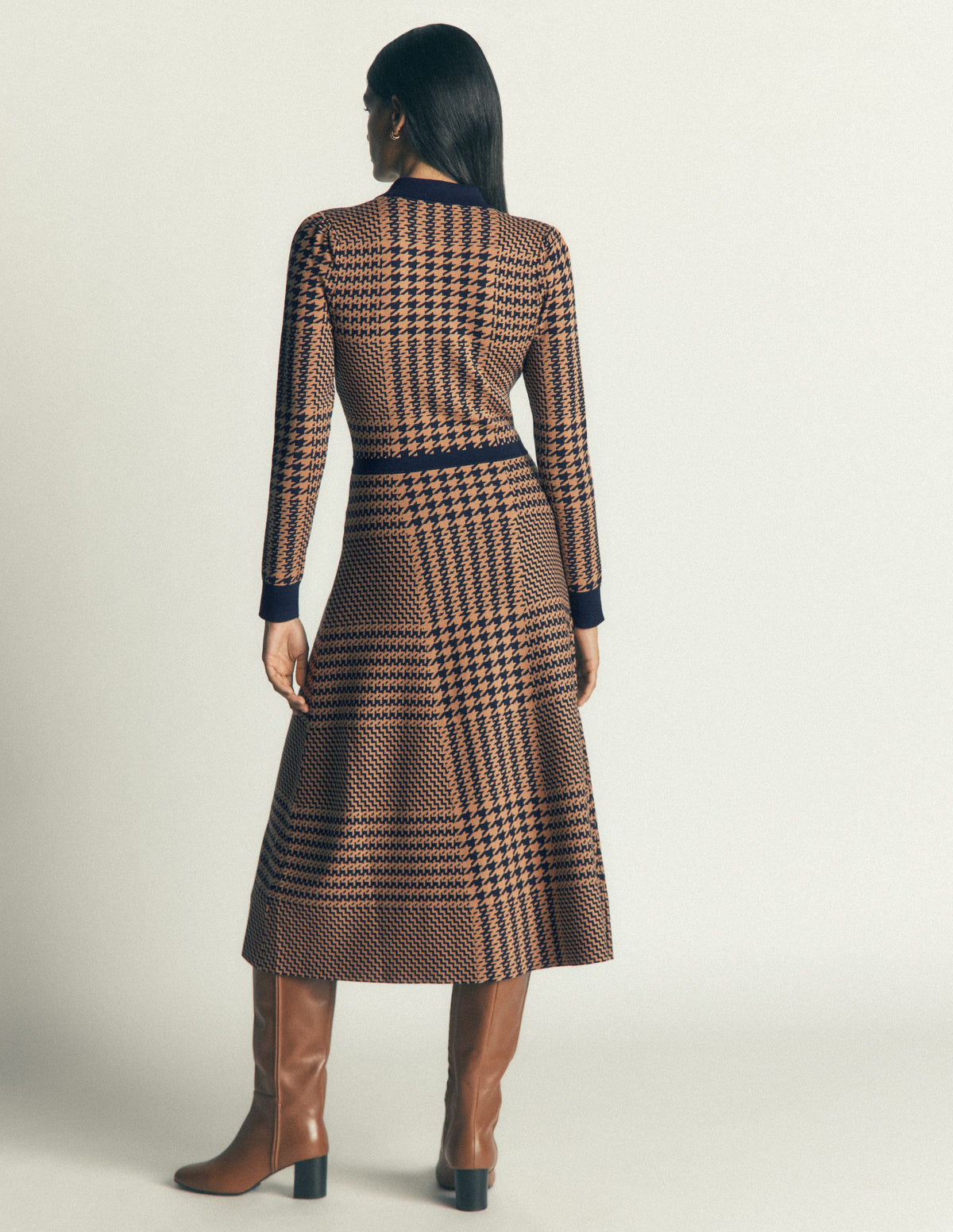 Robe Fiona zippée sur le devant en maille-Carreaux camel et bleu marine - Image 3