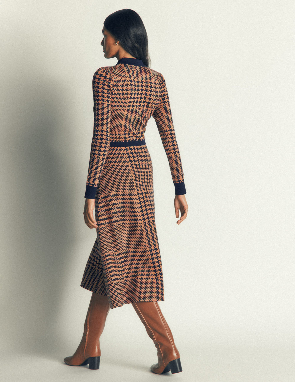 Robe Fiona zippée sur le devant en maille-Carreaux camel et bleu marine - Image 5
