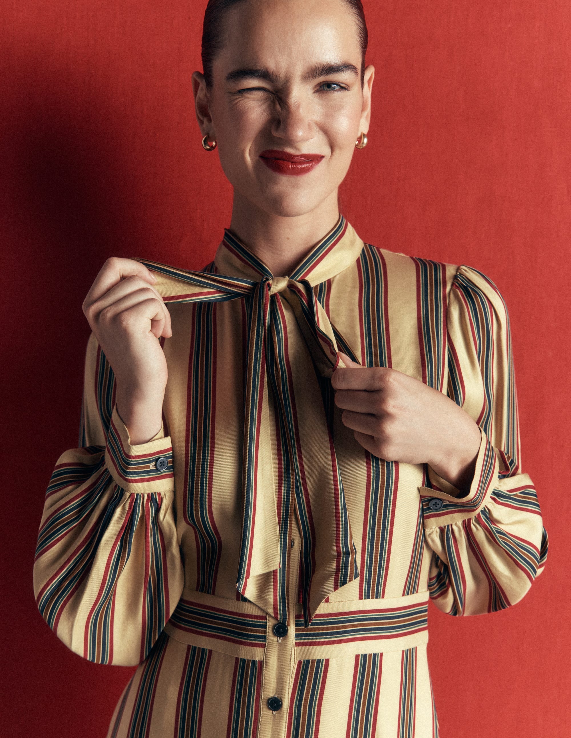 Hemdblusenkleid mit Schleifendetail-Bunt, Schuluniform Streifen - Image 3
