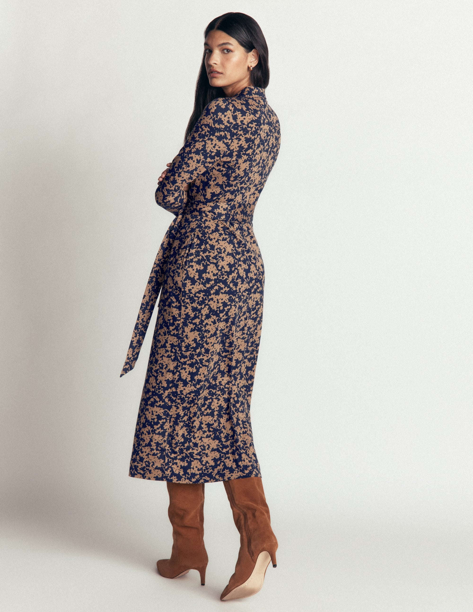 Gerafftes Jersey-Hemdblusenkleid-Kühler Kakao, Verteiltes Blattwerk - Image 3
