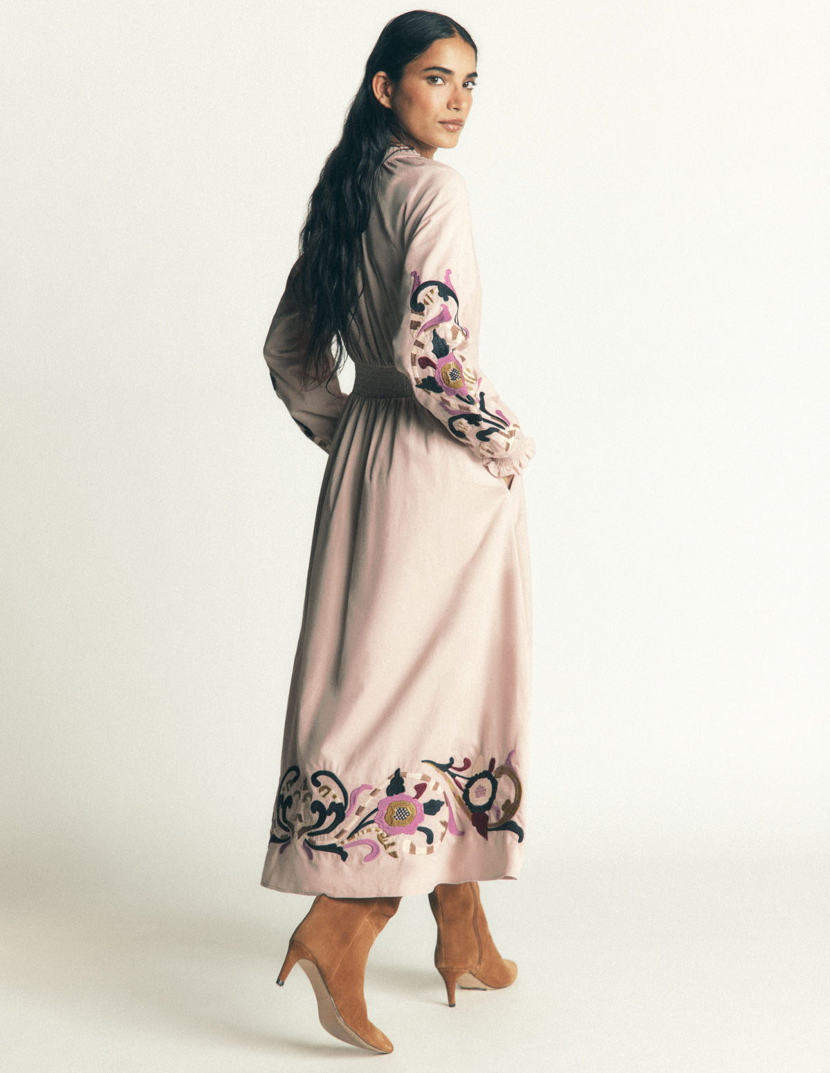 Gesmoktes Midikleid aus Cord-Mandelpfirsich, Stickerei-4