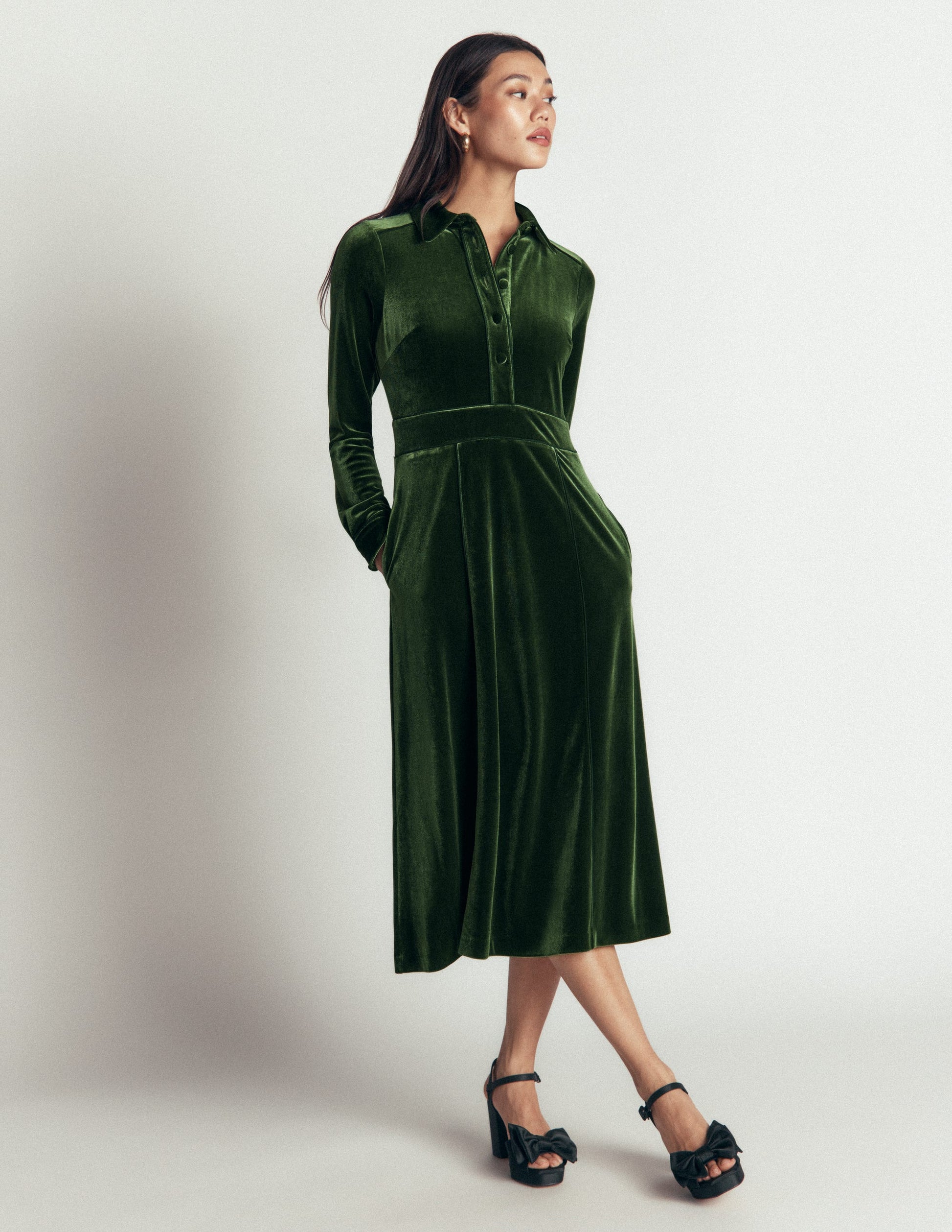 Etta Paspeliertes Samtkleid-Douglasie-5