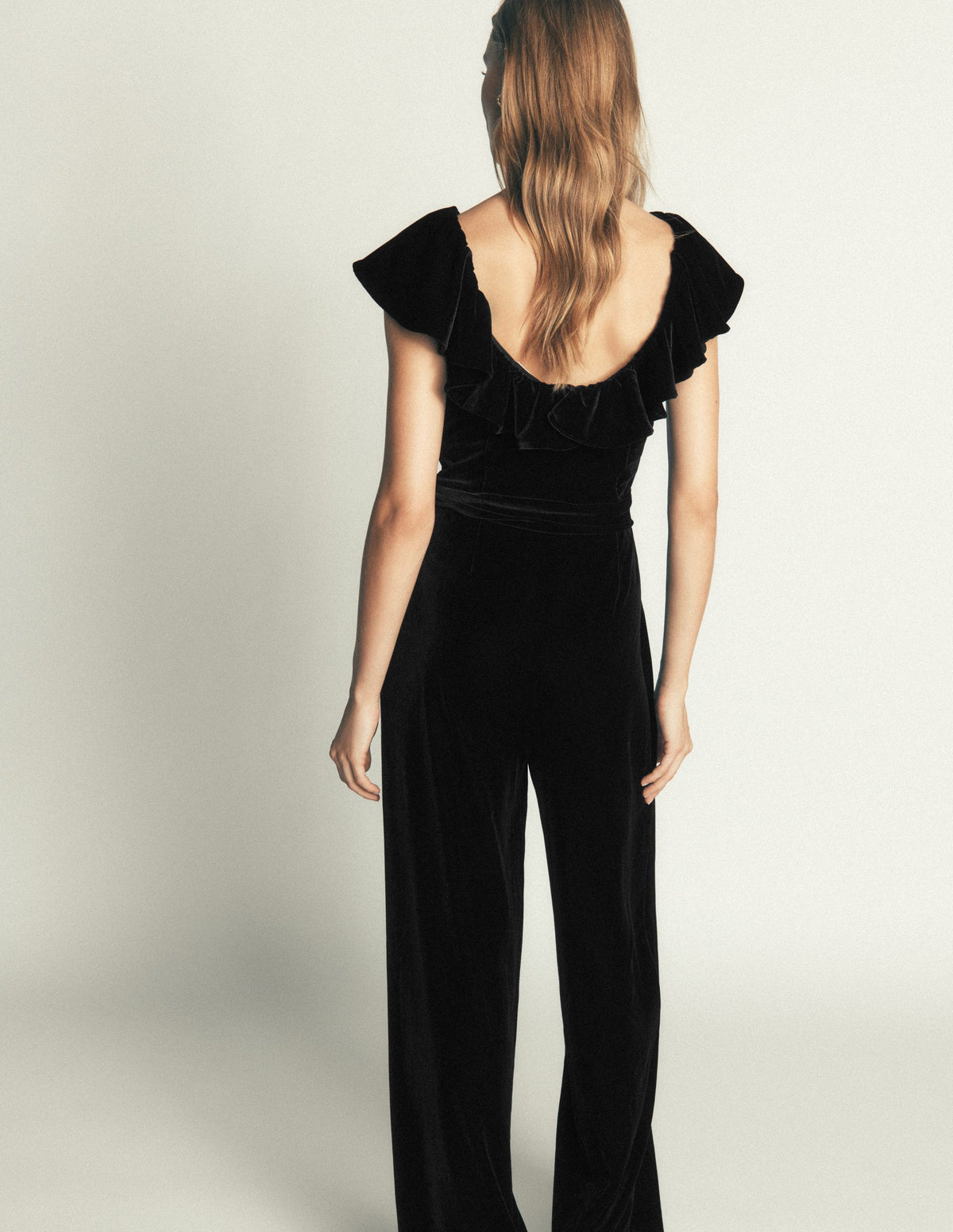 Samt-Jumpsuit mit Rüschen-Schwarz - Image 3
