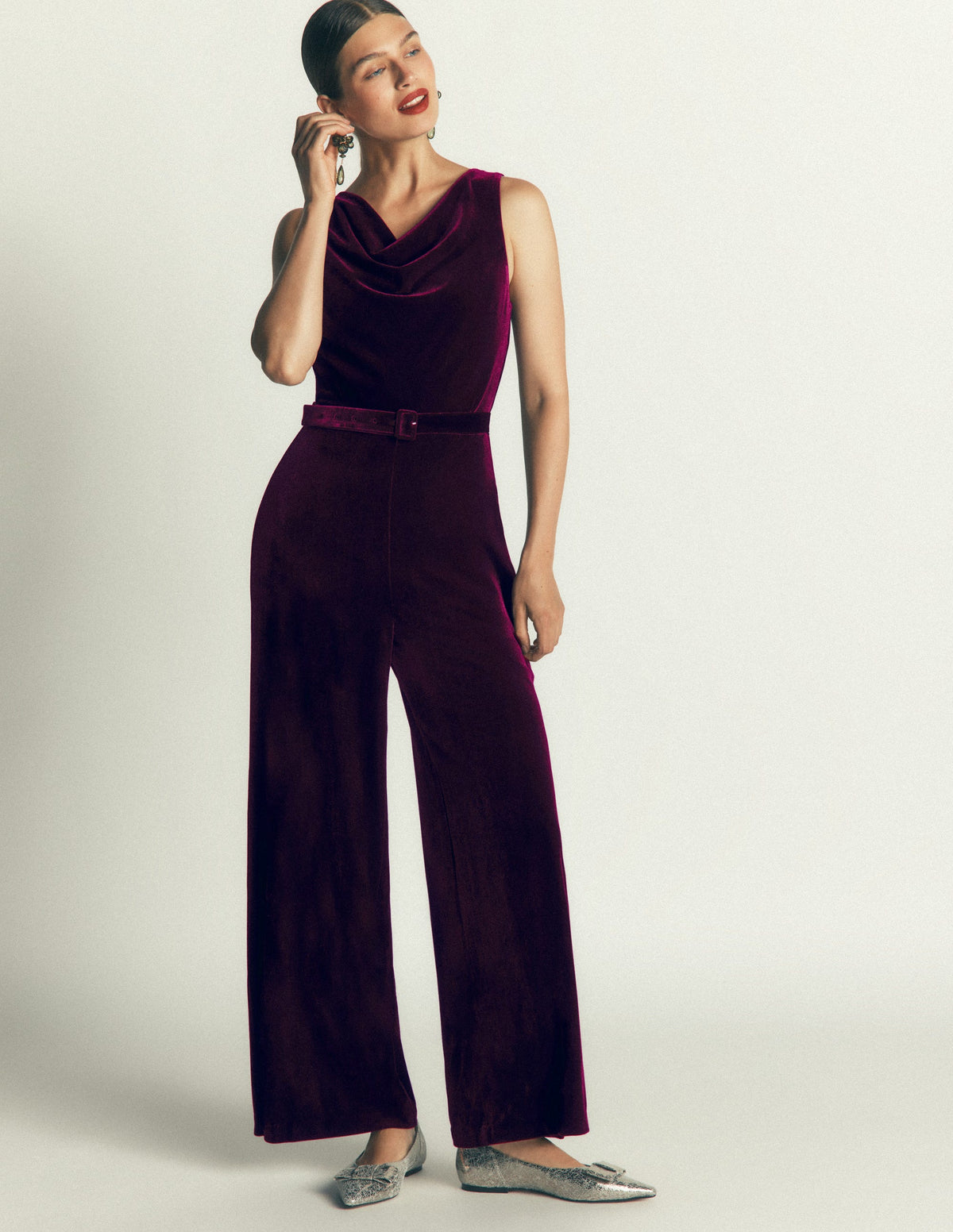 Samt-Jumpsuit mit Wasserfallausschnitt-Dunkle Kirsche-4