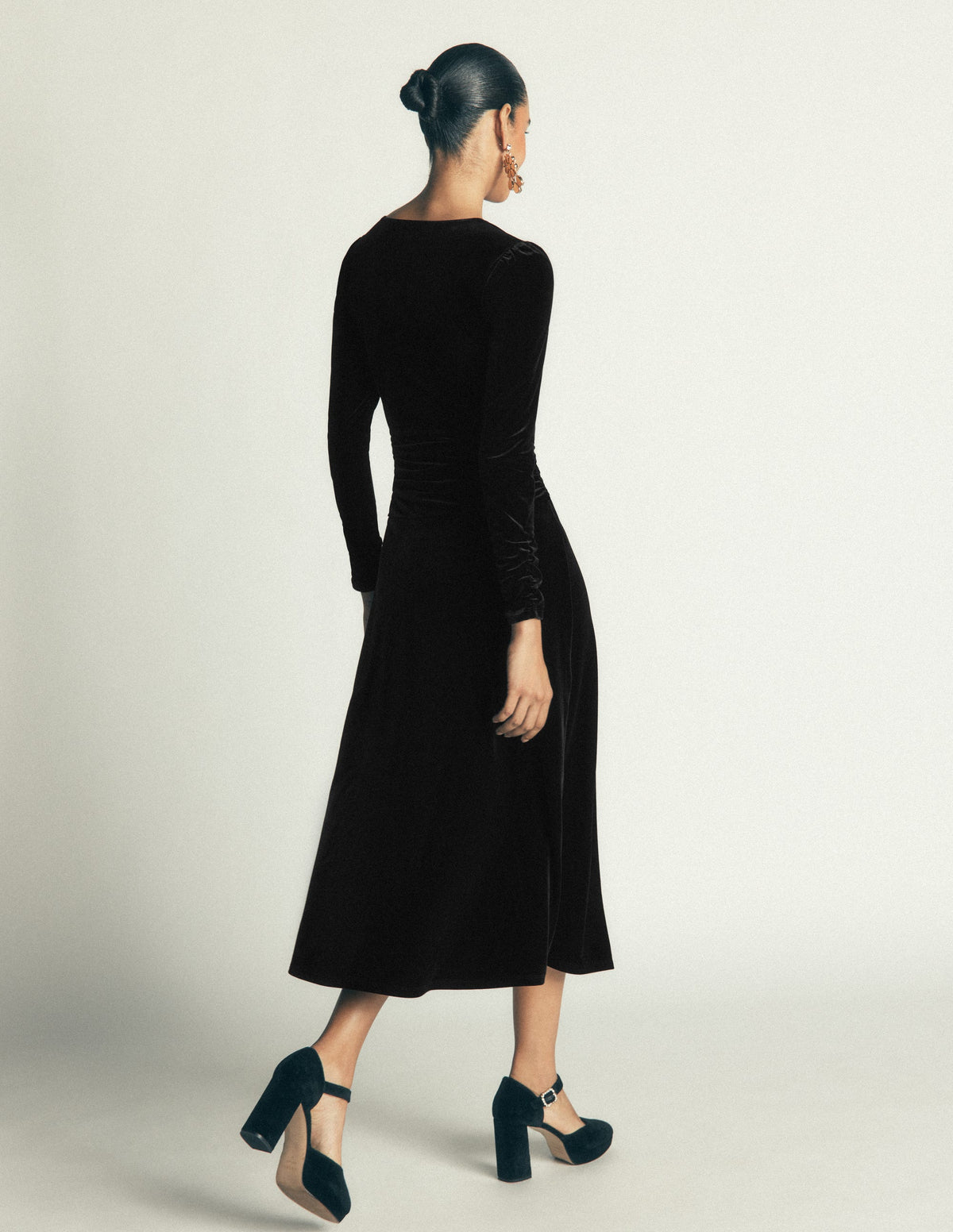 Mya Gerafftes Samt-Midikleid-Black Beauty-3