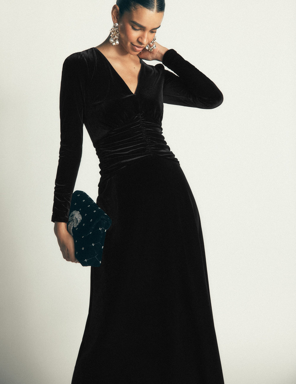 Mya Gerafftes Samt-Midikleid-Black Beauty - Image 4