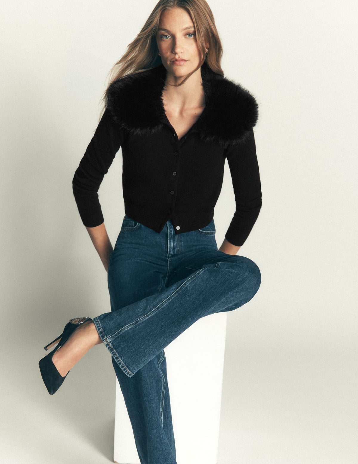 Verkürzte Strickjacke mit Fellkragen-Schwarz - Image 1