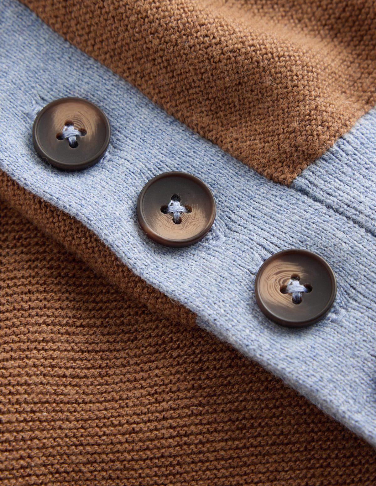 Grace Pullover in Blockfarben-Camel, Blau - Image 6