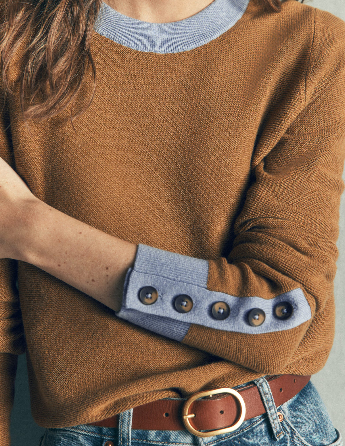 Grace Pullover in Blockfarben-Camel, Blau - Image 2