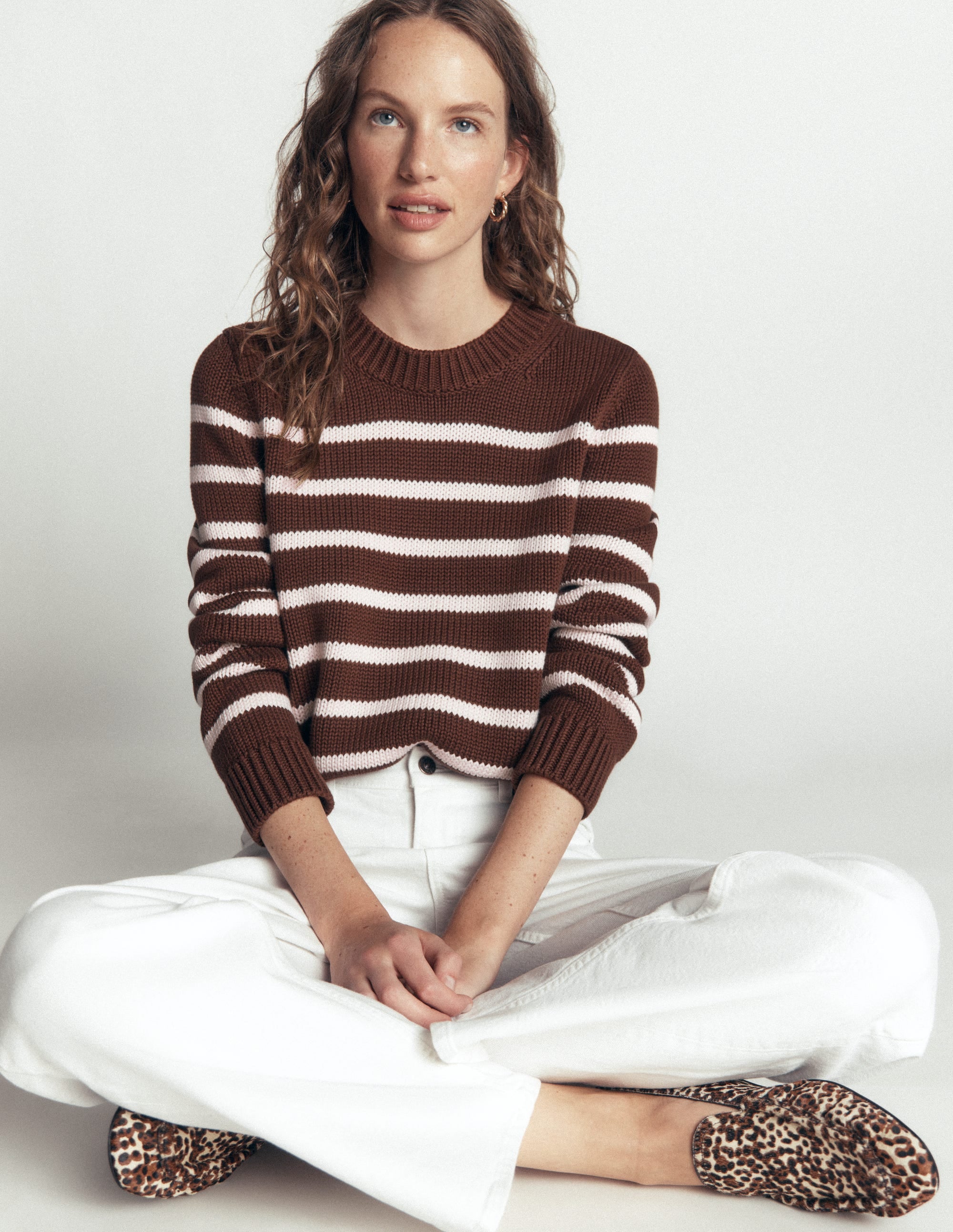Lucy Grob gestrickter Baumwollpullover-Braun, Naturweiß Streifen - Image 1