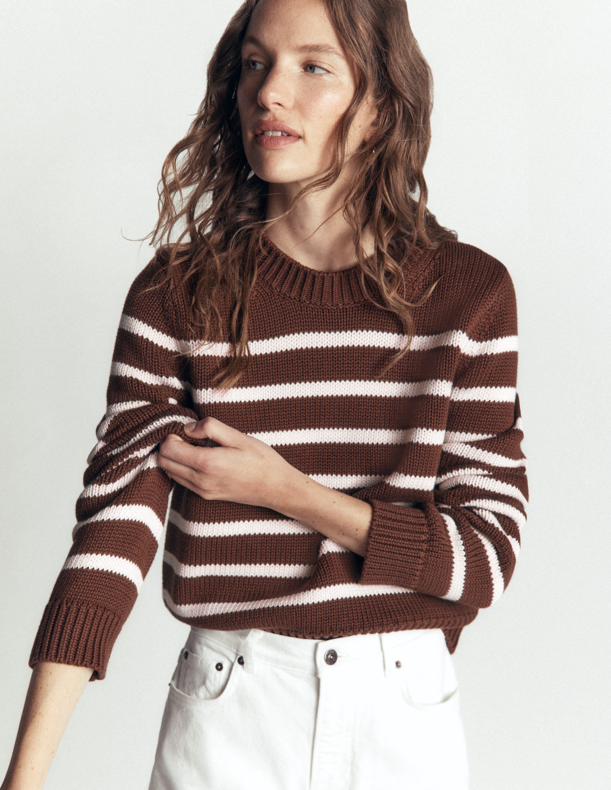 Lucy Grob gestrickter Baumwollpullover-Braun, Naturweiß Streifen - Image 2