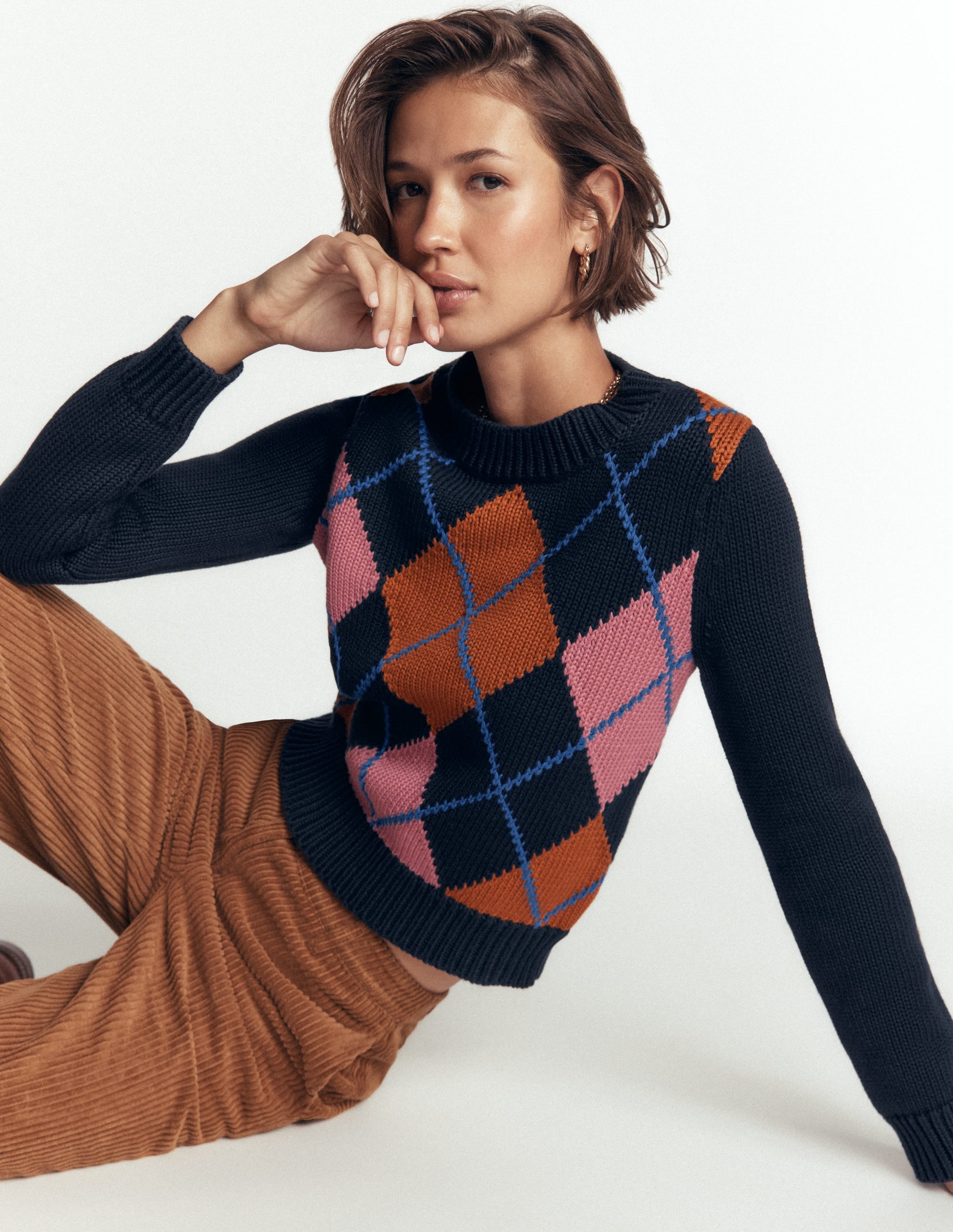 Lucy Grob gestrickter Baumwollpullover-Marineblau, Rosa und Braun Argyle - Image 2