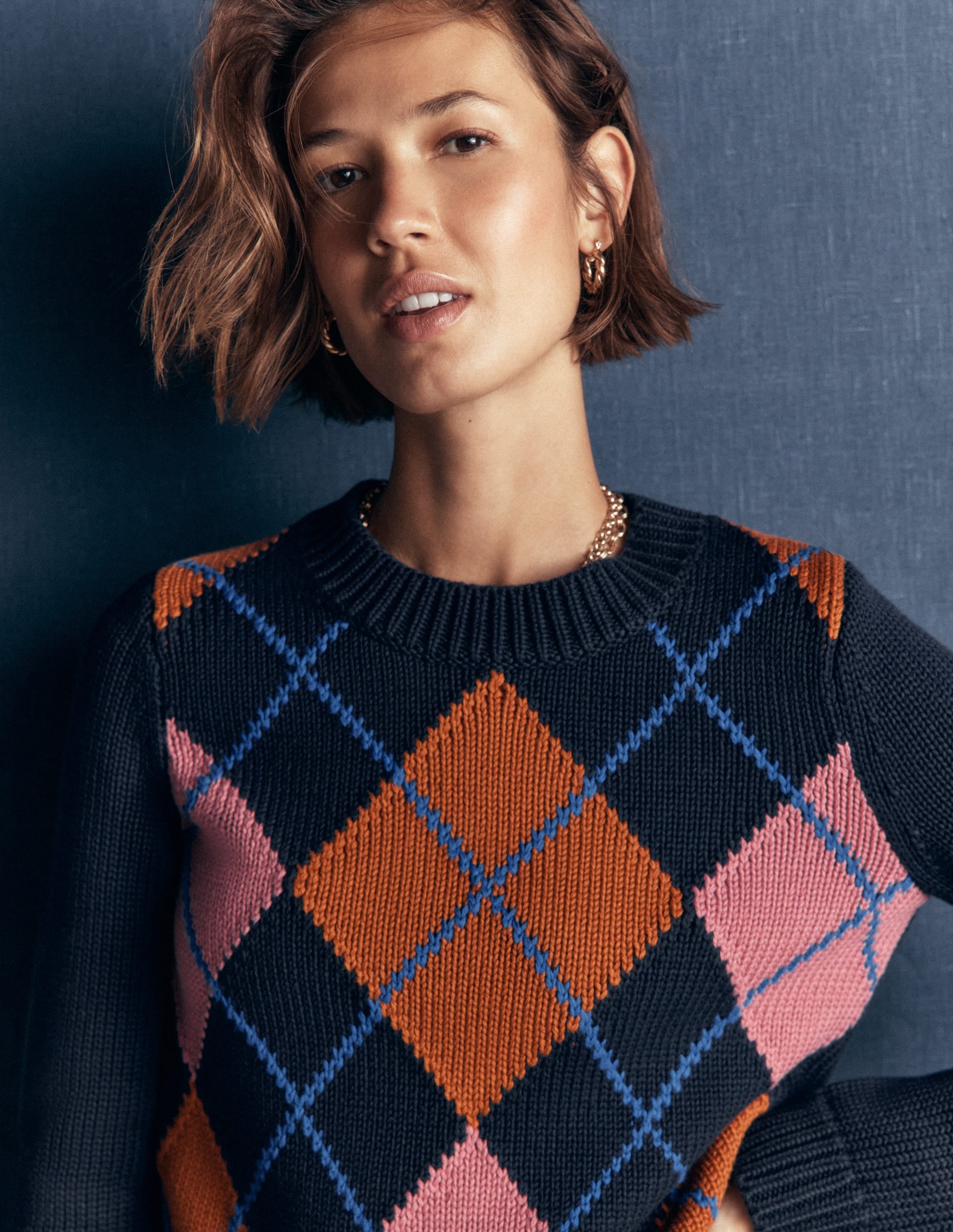 Lucy Grob gestrickter Baumwollpullover-Marineblau, Rosa und Braun Argyle - Image 3