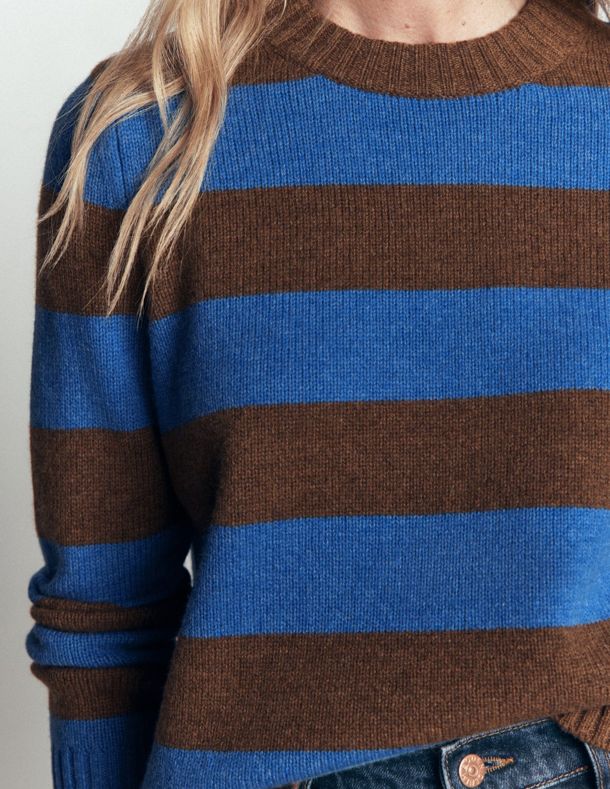 Marta Pullover aus Merinowolle mit Rundhalsausschnitt-Bitterschokolade, Blauer Streifen-2