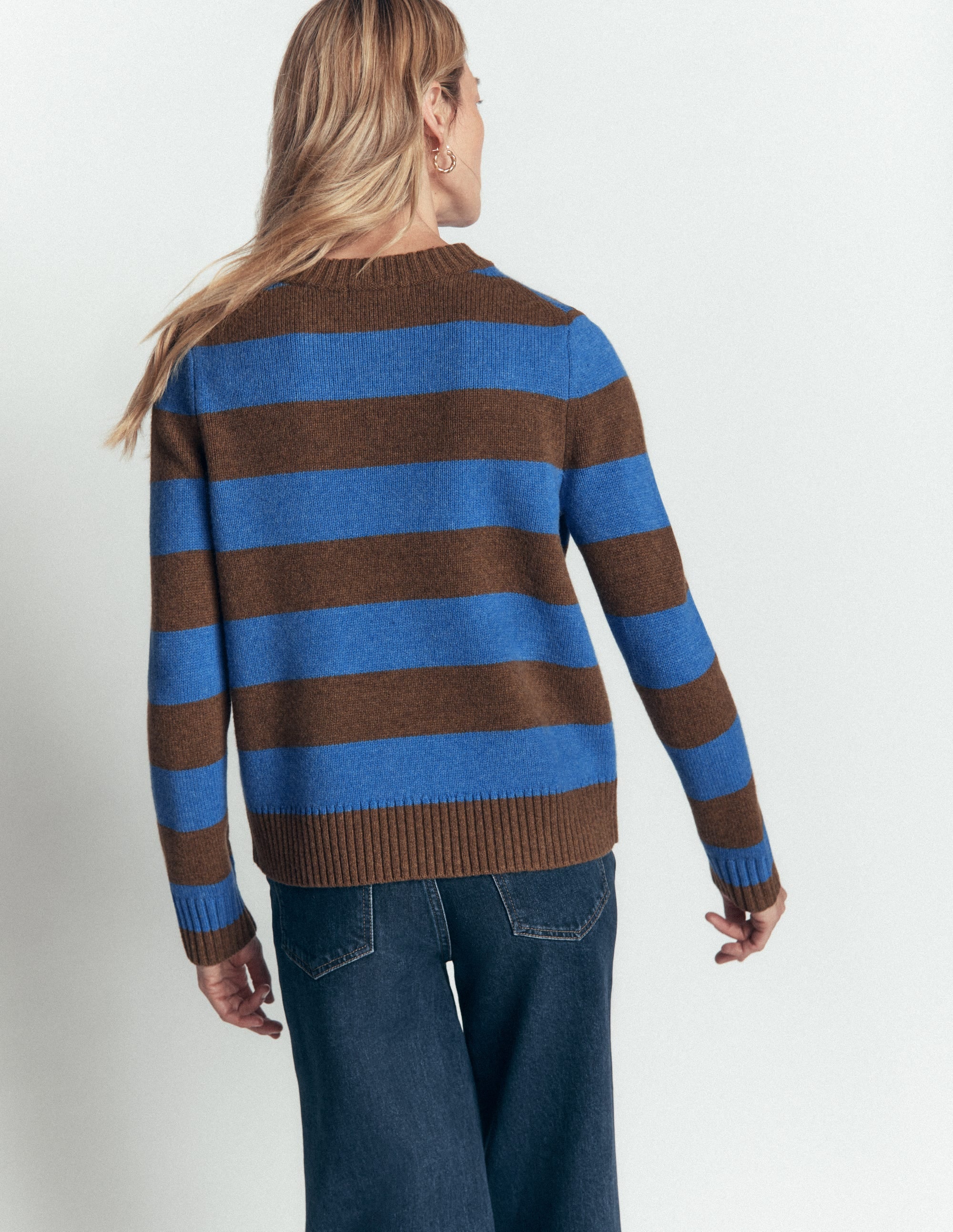Marta Pullover aus Merinowolle mit Rundhalsausschnitt-Bitterschokolade, Blauer Streifen - Image 3