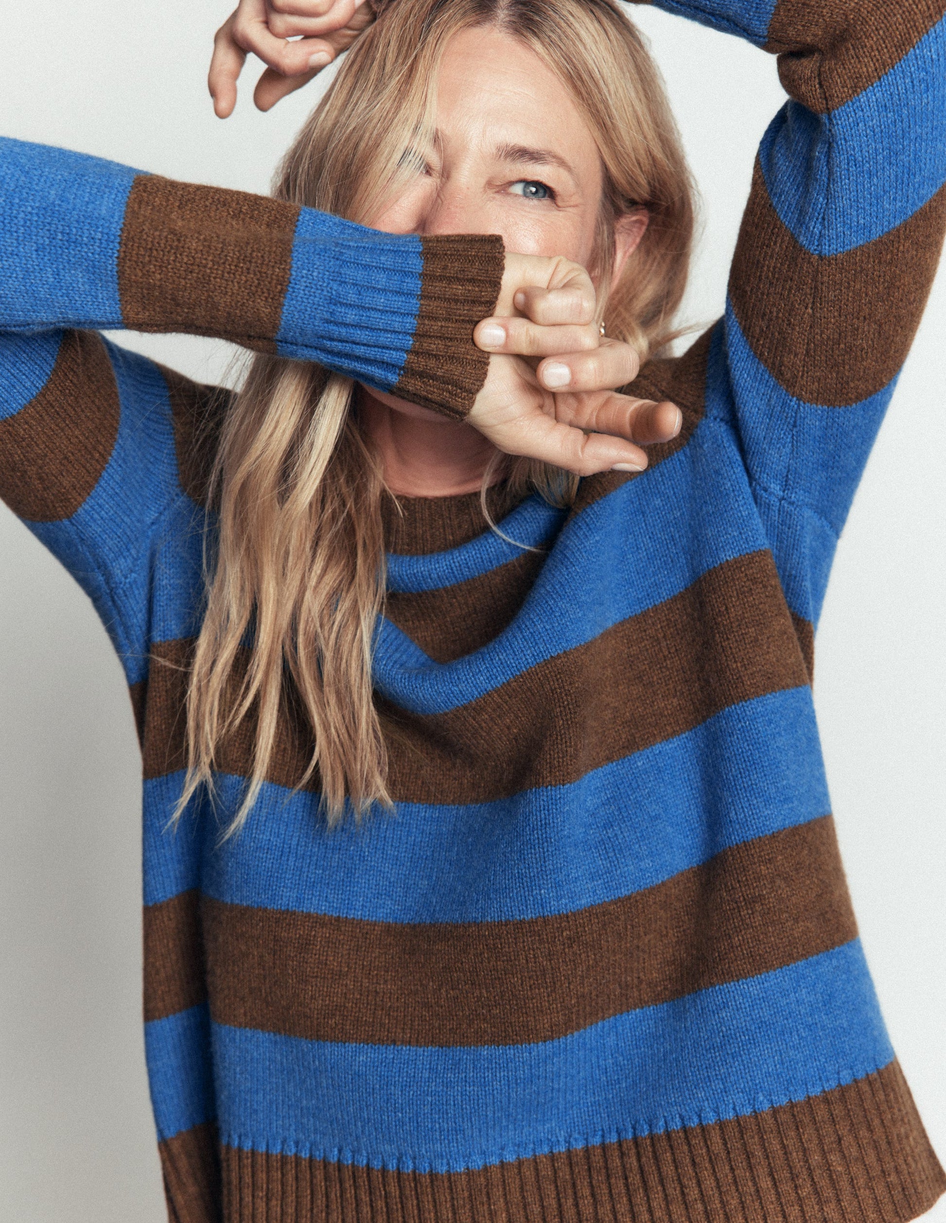 Marta Pullover aus Merinowolle mit Rundhalsausschnitt-Bitterschokolade, Blauer Streifen-5