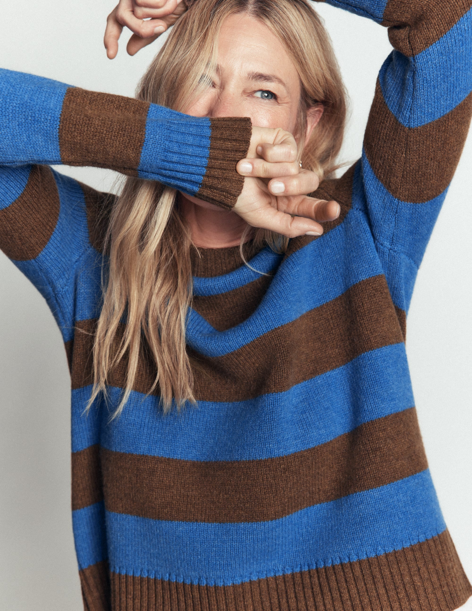 Marta Pullover aus Merinowolle mit Rundhalsausschnitt-Bitterschokolade, Blauer Streifen - Image 5