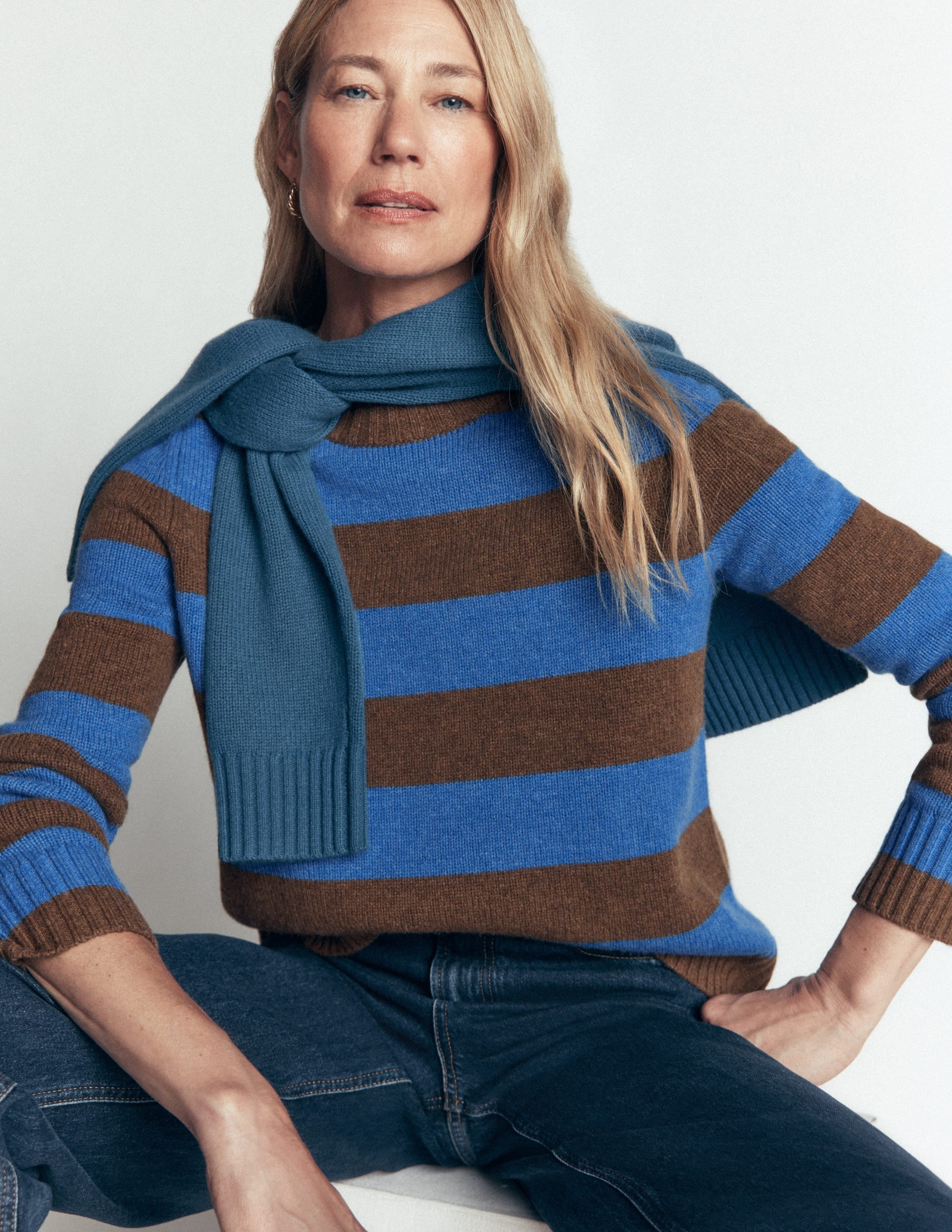 Marta Pullover aus Merinowolle mit Rundhalsausschnitt-Bitterschokolade, Blauer Streifen - Image 6