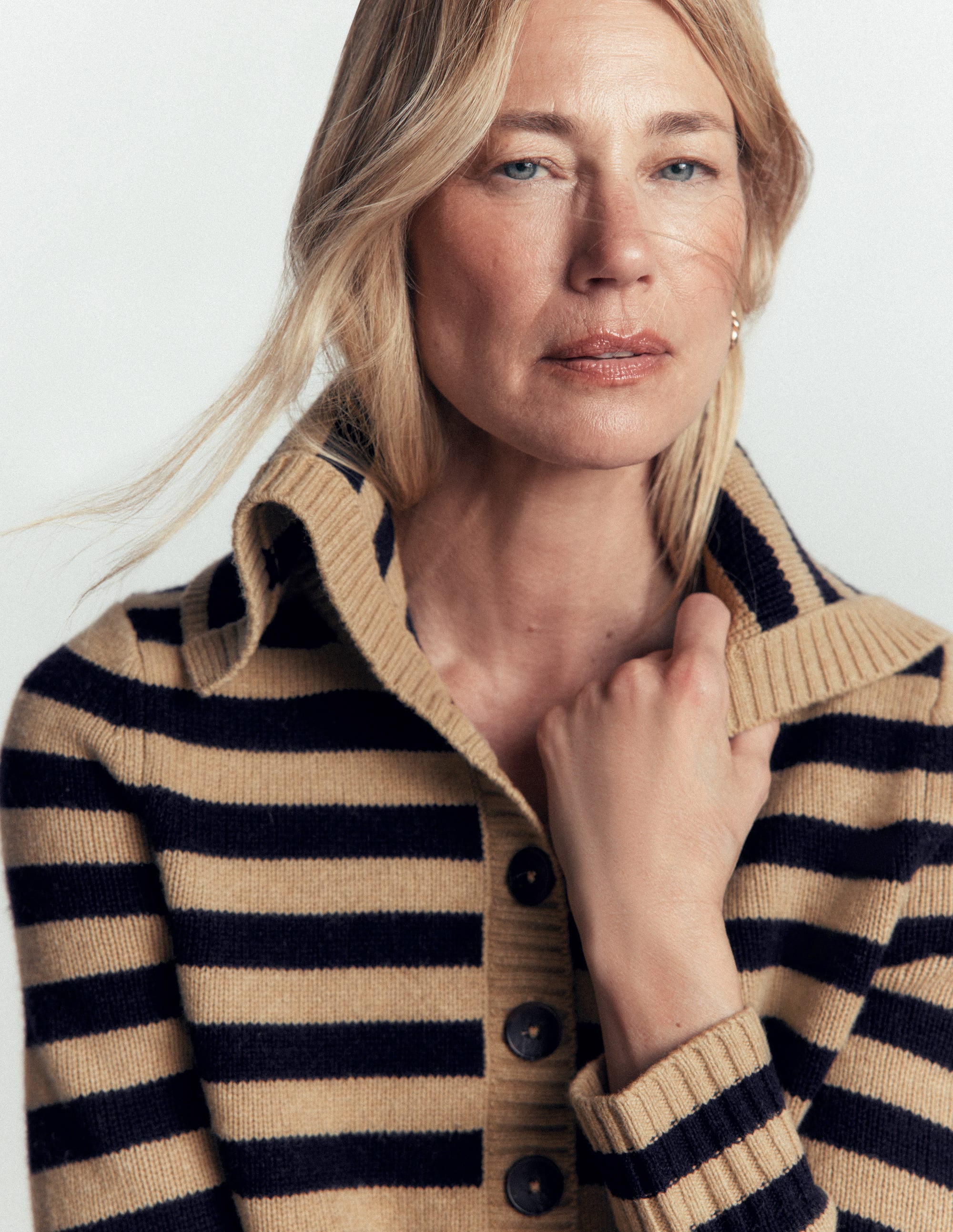 Marta Matrosen-Oberteil aus Merinowolle-Kamelbraun, Marineblau Streifen - Image 2