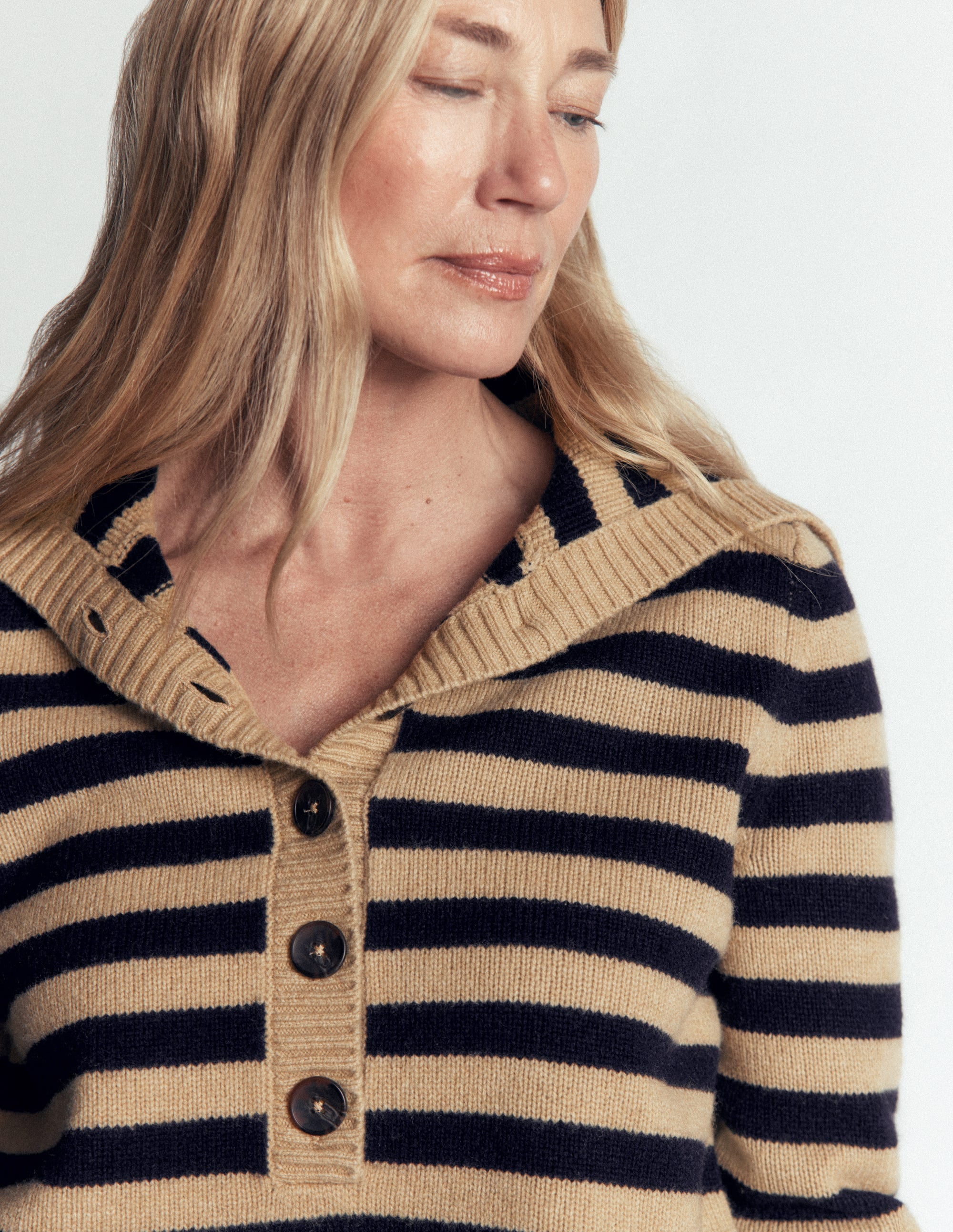 Marta Matrosen-Oberteil aus Merinowolle-Kamelbraun, Marineblau Streifen - Image 3