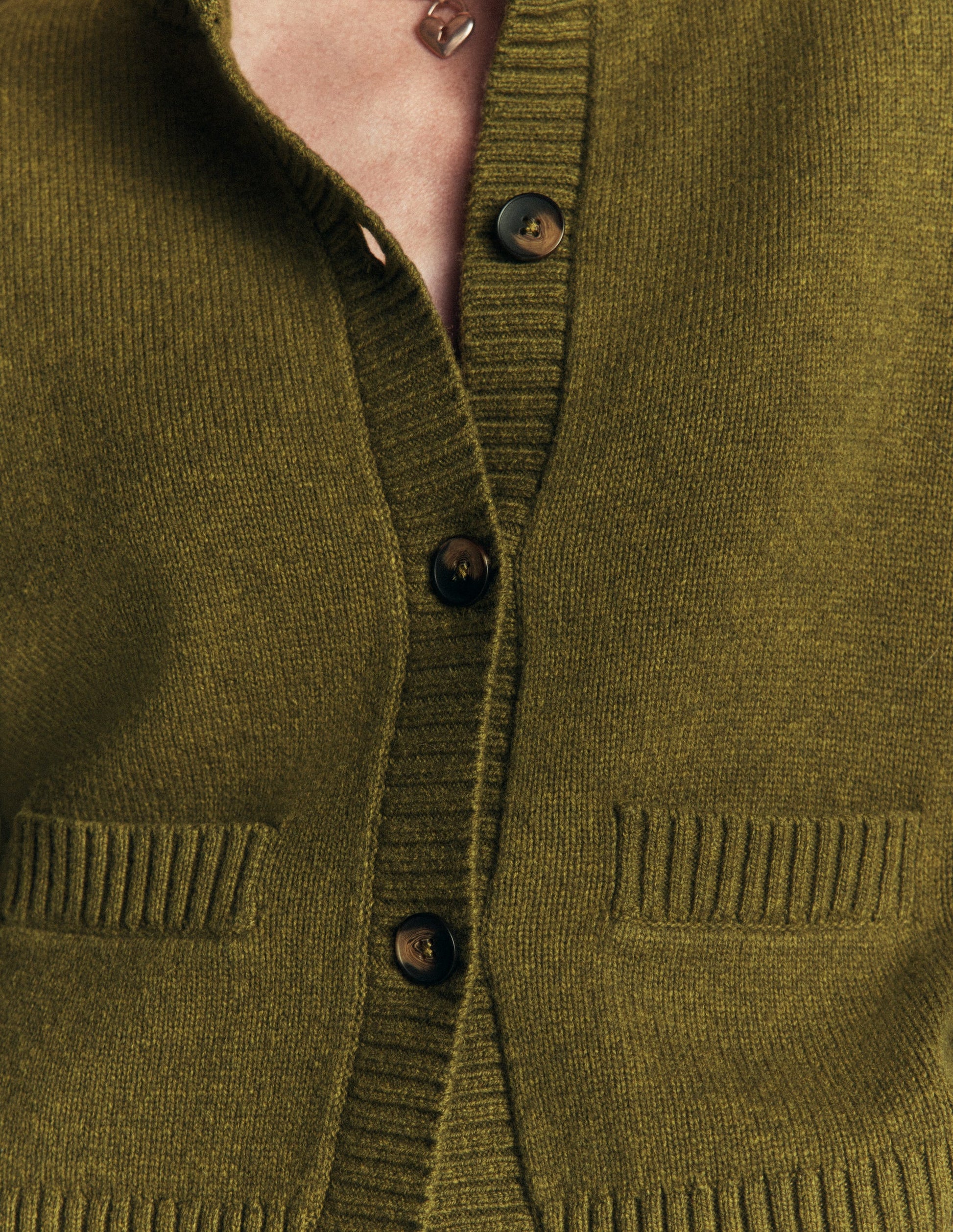 Marta Strickjacke aus Merinowolle-Ockergrün-2
