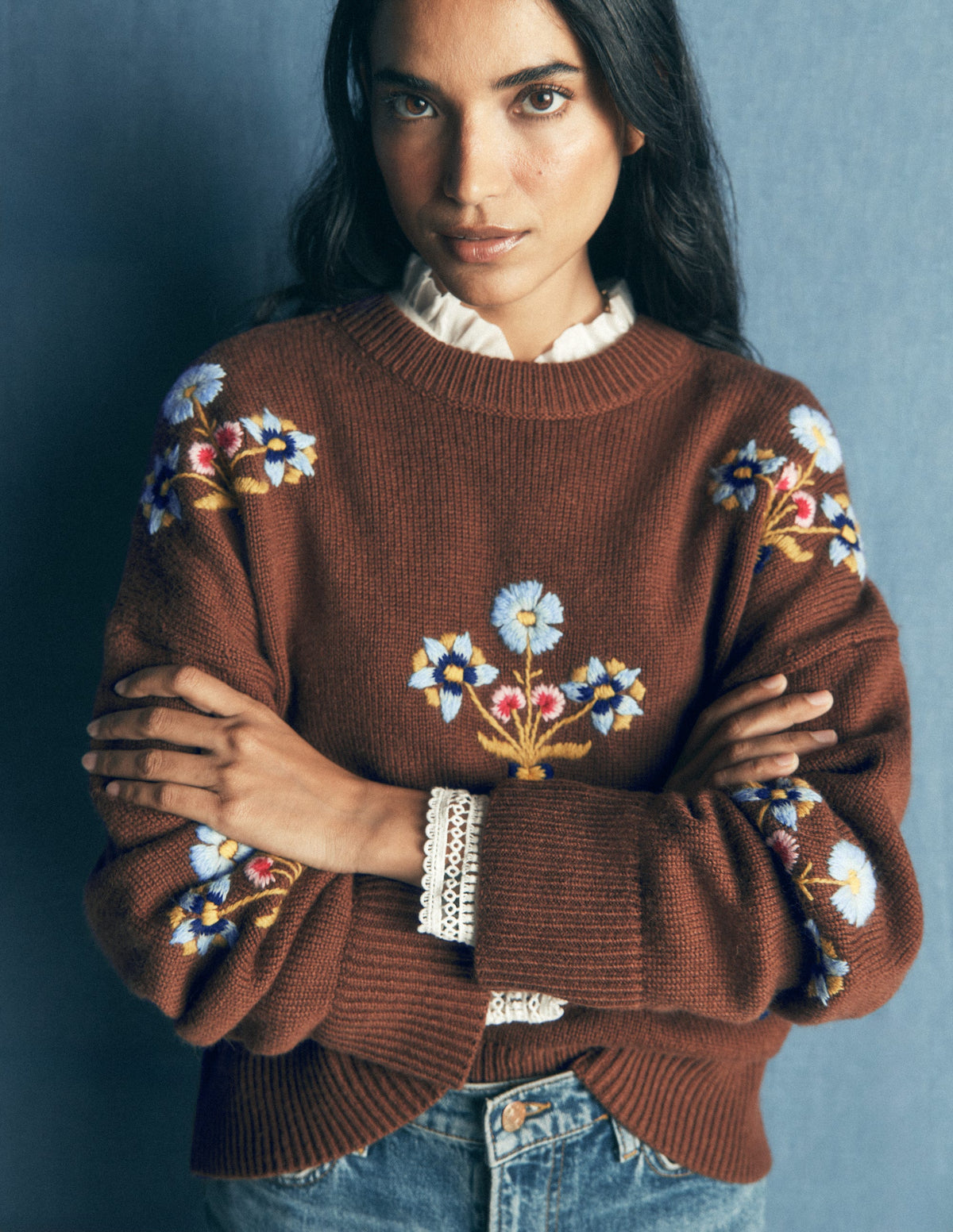 Pull Ella brodé en maille-Terre d’ombre, motif floral-3