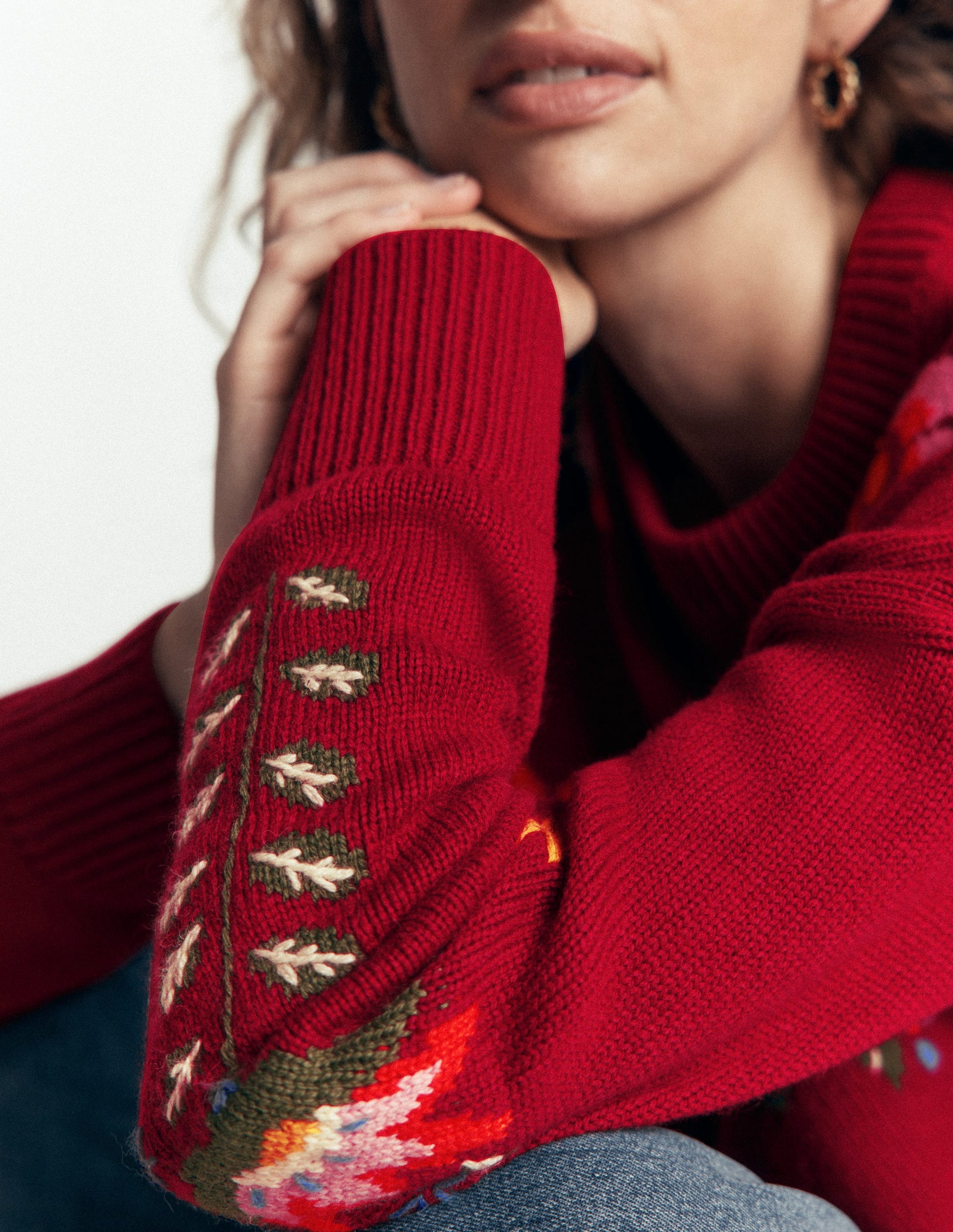 Pull Ella brodé en maille-Broderie rouge pourpre-2