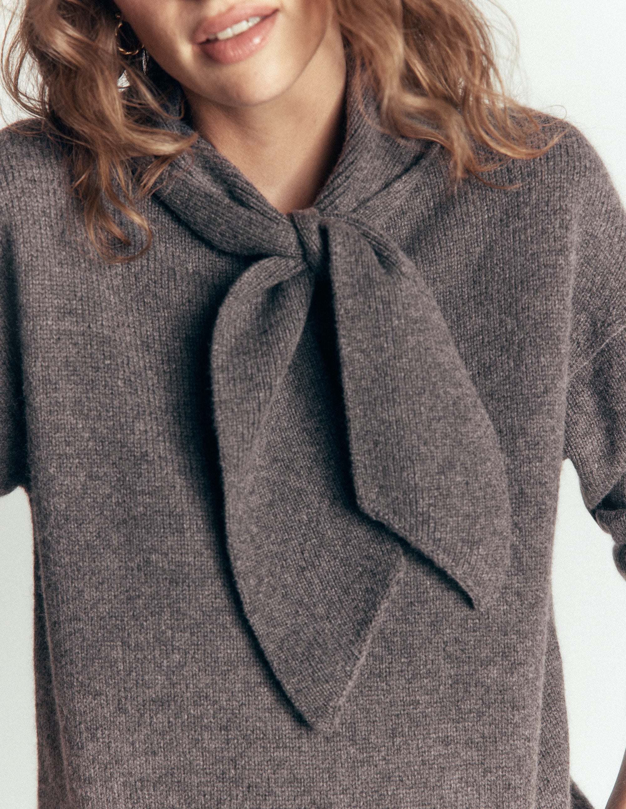 Lydia Strickpullover mit Bindeschleife am Ausschnitt-Anthrazit Melange - Image 2