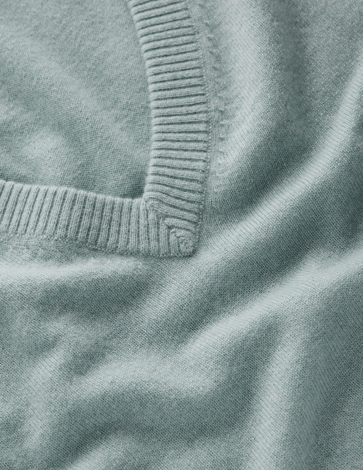 Elsie Kaschmirpullover mit V-Ausschnitt-Klarer Himmel-6