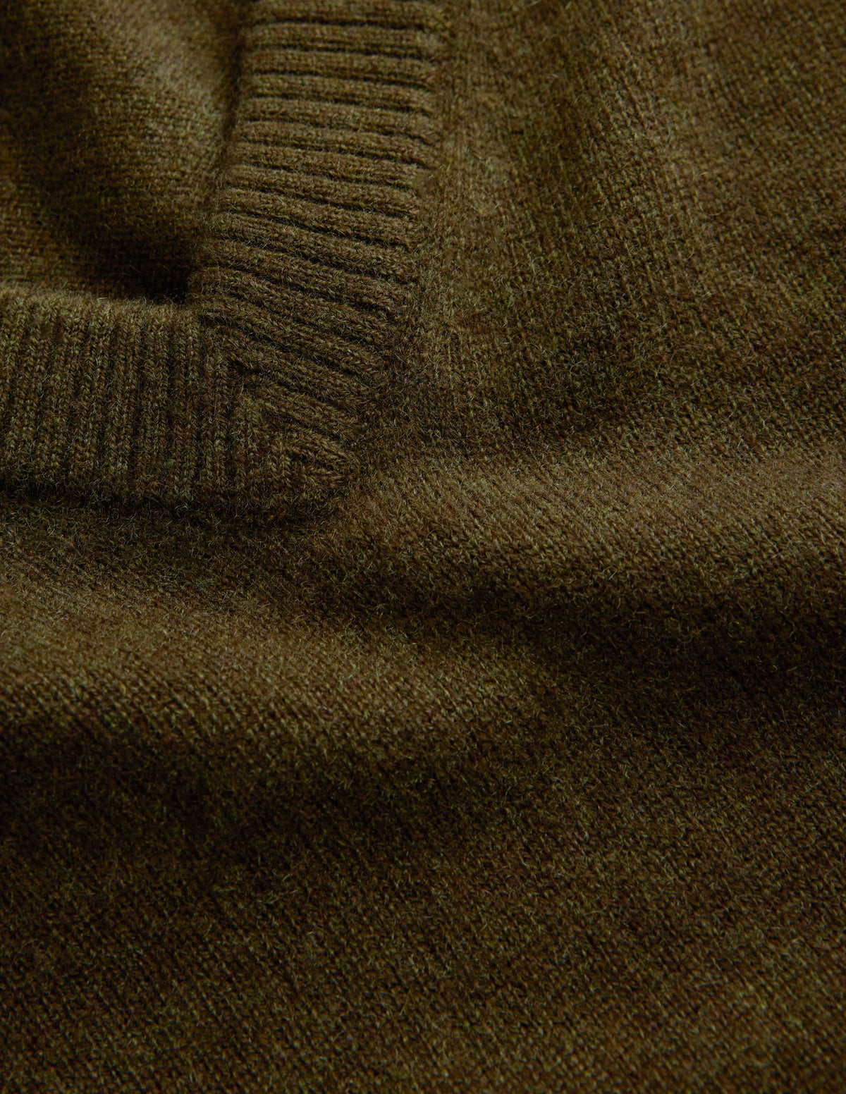 Elsie Kaschmirpullover mit V-Ausschnitt-Jagdgrün - Image 7