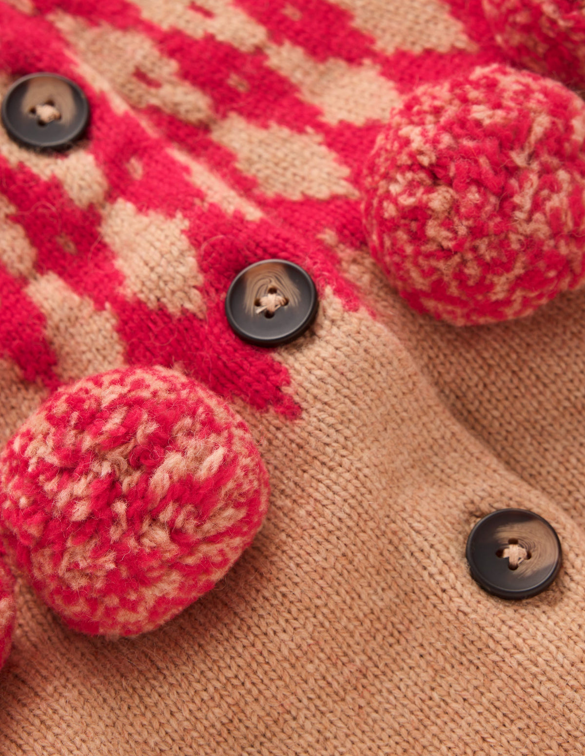 Mae Fair-Isle-Strickjacke-Camel, Rote Bommeln-7