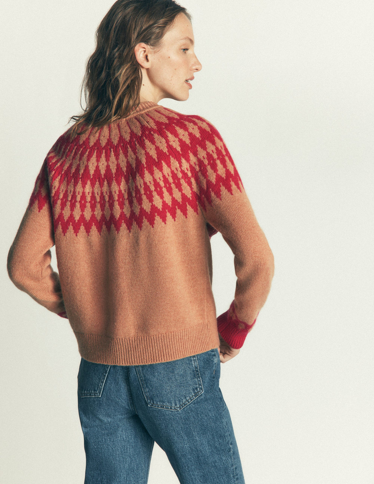 Mae Fair-Isle-Strickjacke-Camel, Rote Bommeln-3