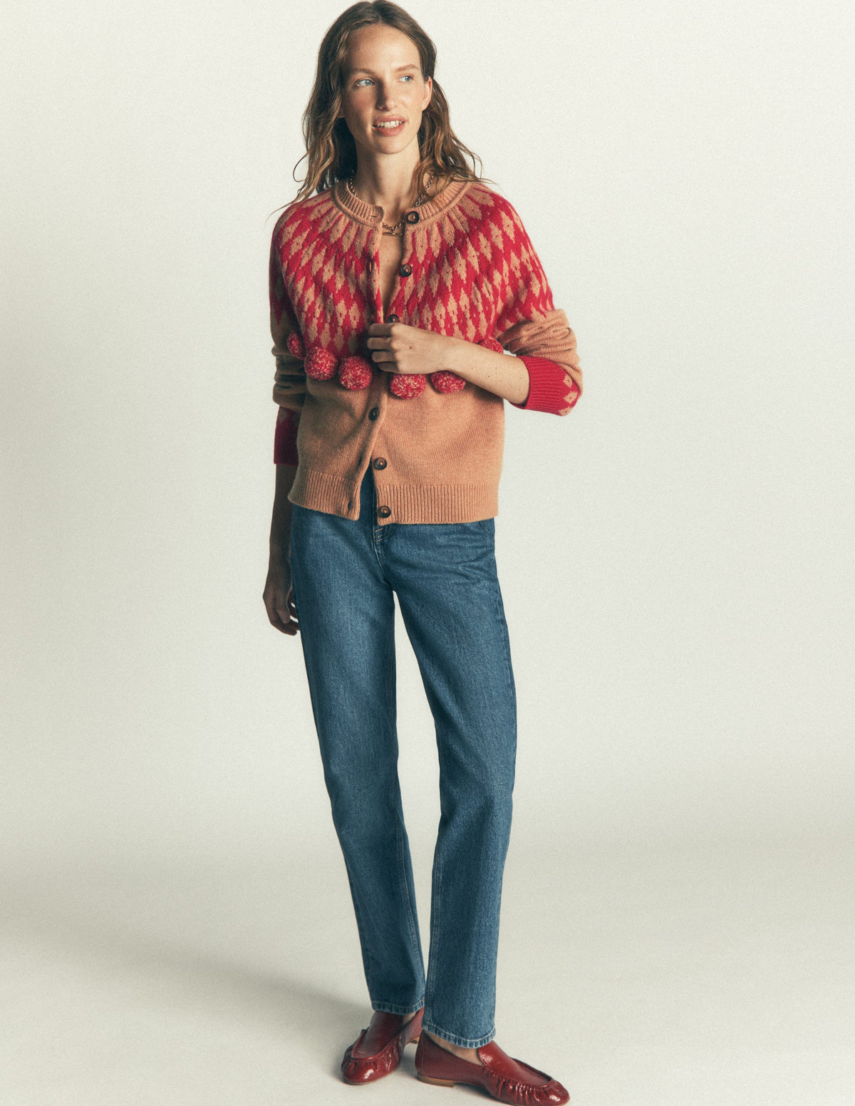 Mae Fair-Isle-Strickjacke-Camel, Rote Bommeln - Image 4