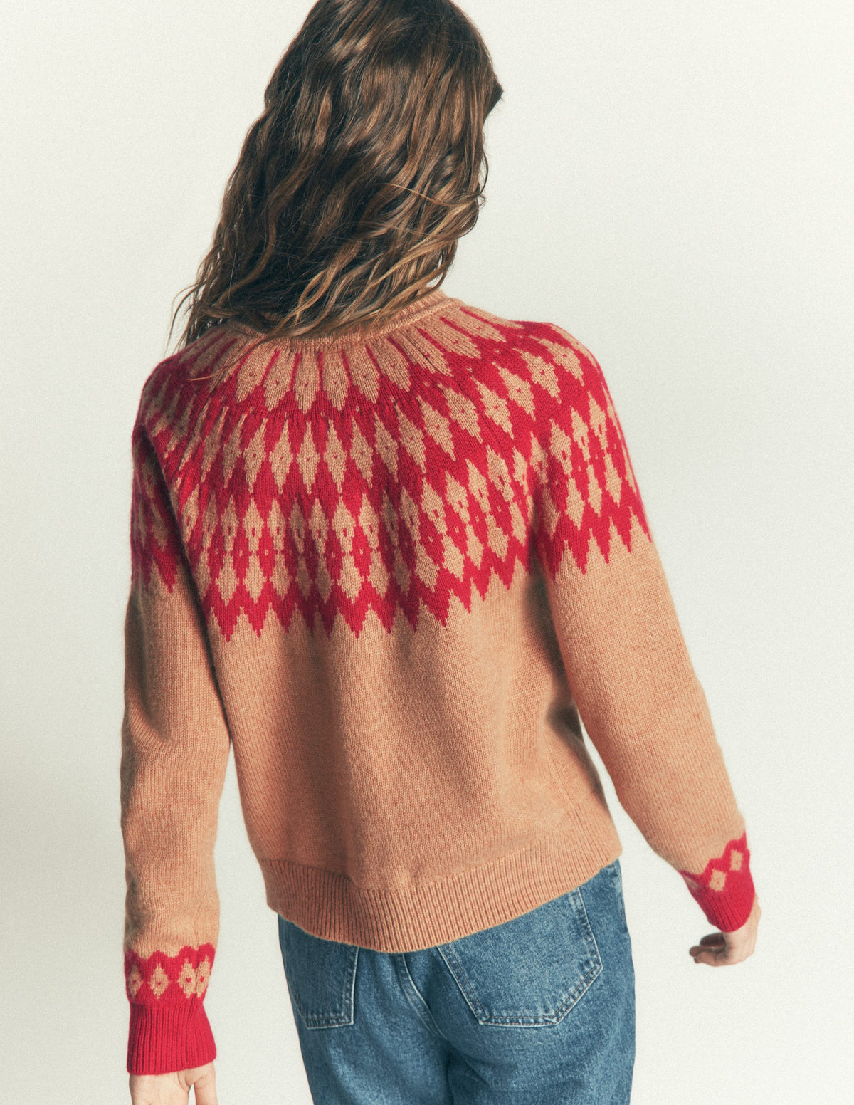 Mae Fair-Isle-Strickjacke-Camel, Rote Bommeln-5