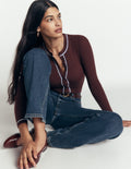 Paula Gerippte Strickjacke mit Rundhalsausschnitt-Bitterschokolade