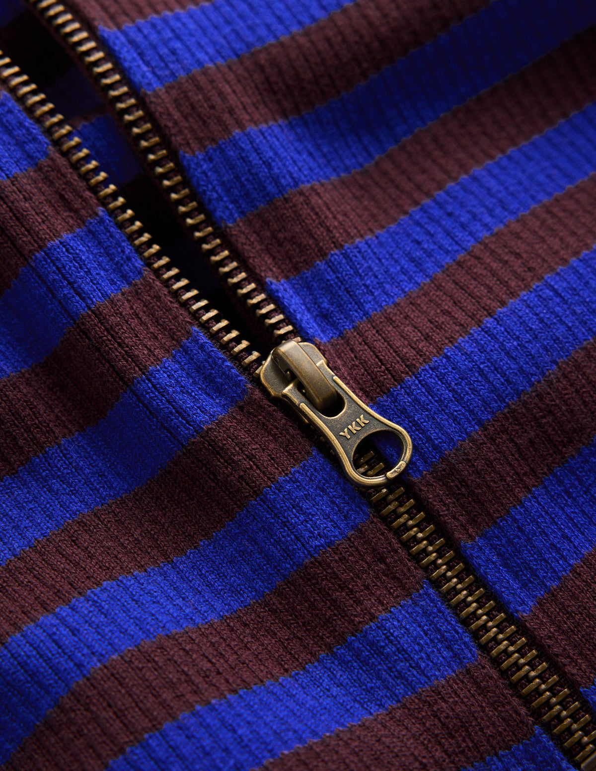 Zelda Rippstrickpullover mit Halbreißverschluss-Leuchtendes Blau, Kastanienbraun Streifen - Image 7