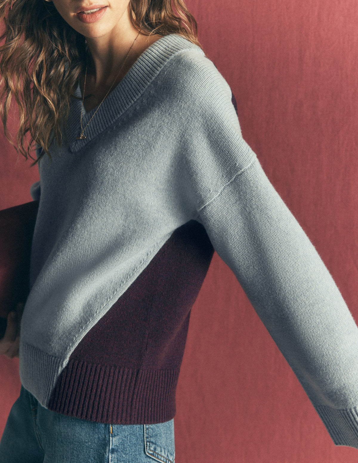 Marta Merino-Pullover mit V-Ausschnitt-Meeresdunst-Blau Color Blocking - Image 2
