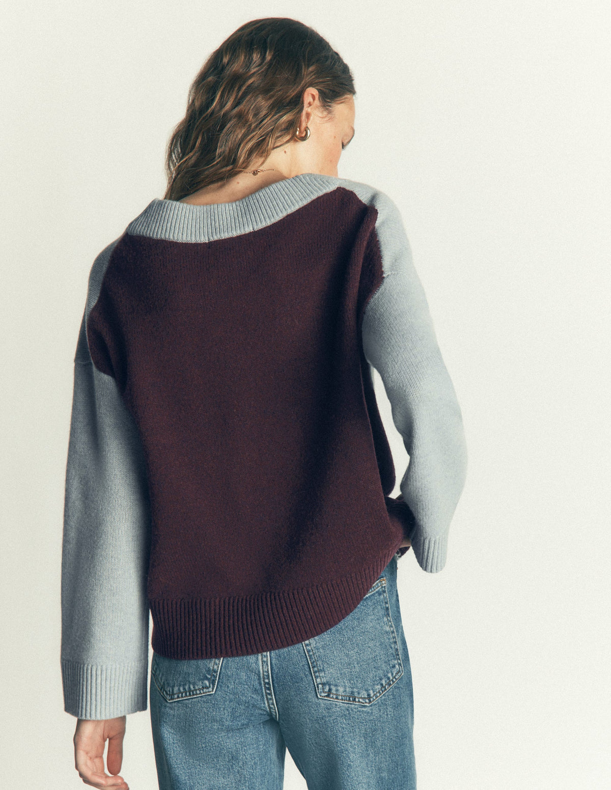 Marta Merino-Pullover mit V-Ausschnitt-Meeresdunst-Blau Color Blocking - Image 3