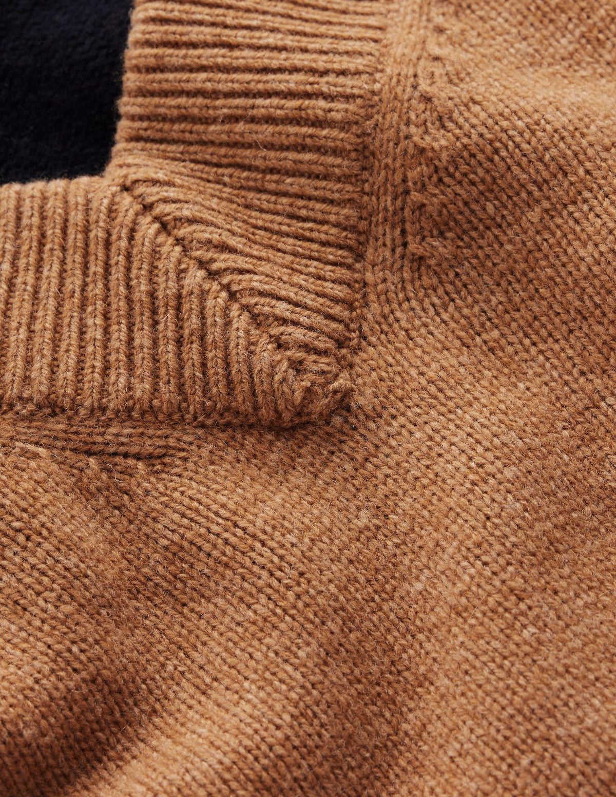 Marta Merino-Pullover mit V-Ausschnitt-Camel, Marineblau Color Blocking - Image 6