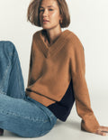 Marta Merino-Pullover mit V-Ausschnitt-Camel, Marineblau Color Blocking