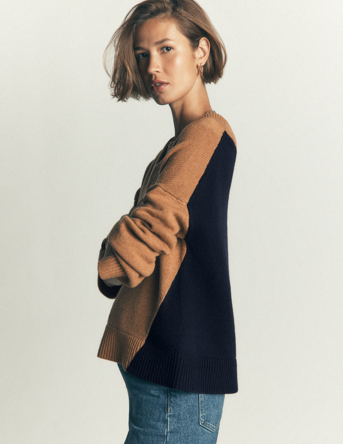 Marta Merino-Pullover mit V-Ausschnitt-Camel, Marineblau Color Blocking - Image 2