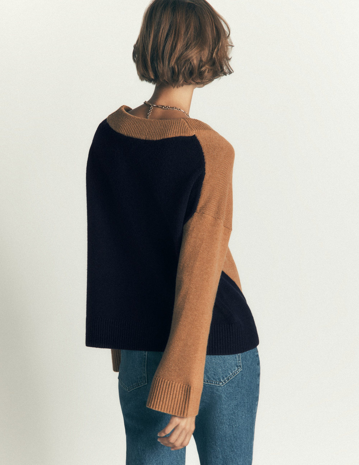 Marta Merino-Pullover mit V-Ausschnitt-Camel, Marineblau Color Blocking - Image 3
