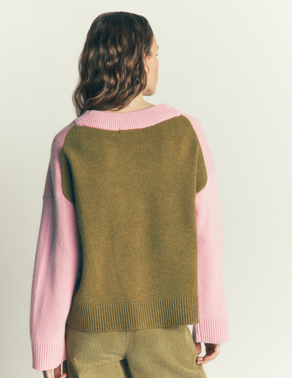 Marta Merino-Pullover mit V-Ausschnitt-Rosé, Grün Color Blocking-4