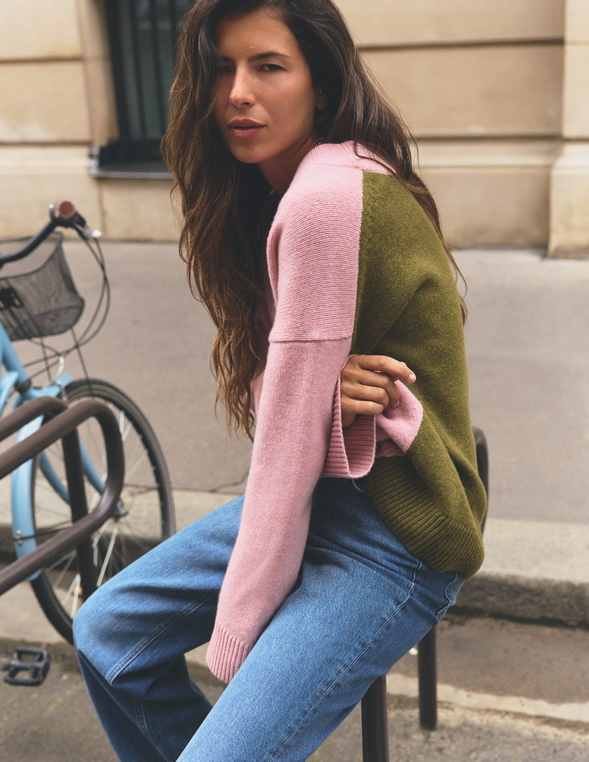 Marta Merino-Pullover mit V-Ausschnitt-Rosé, Grün Color Blocking - Image 6