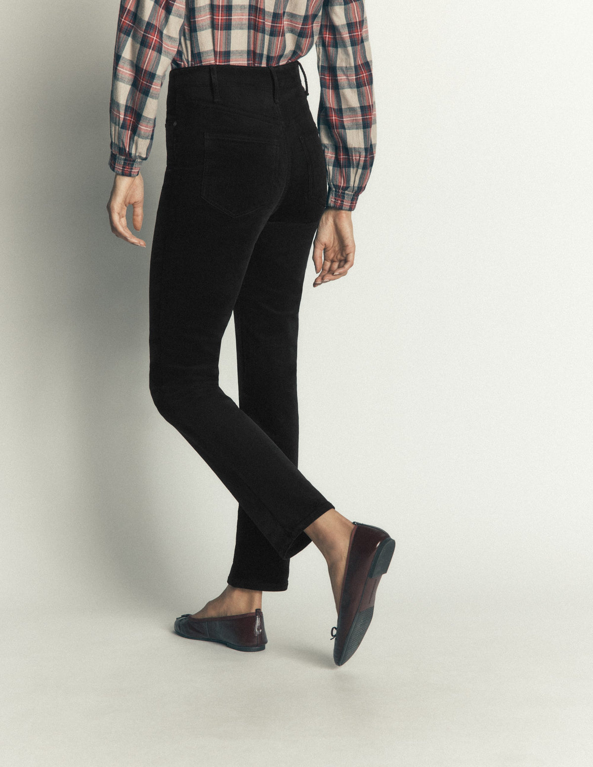 Schmal geschnittene Cord-Jeans mit hohem Bund-Schwarz - Image 3
