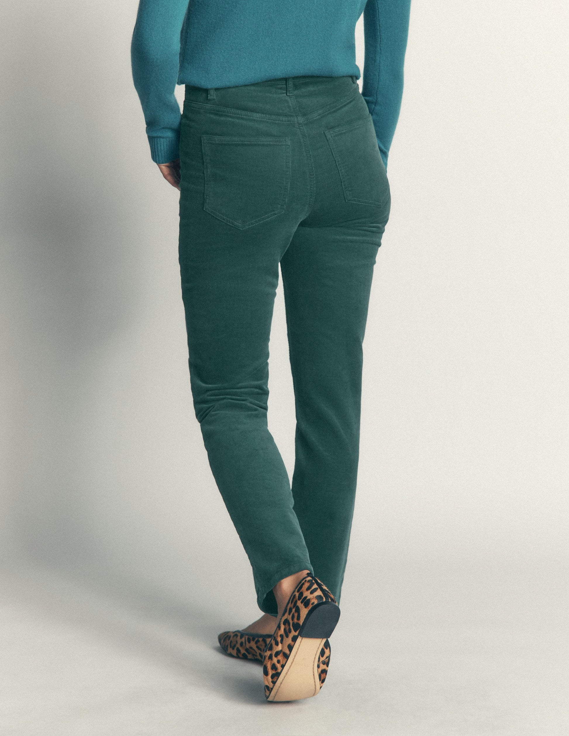 Schmal geschnittene Cord-Jeans mit hohem Bund-Seegras-3