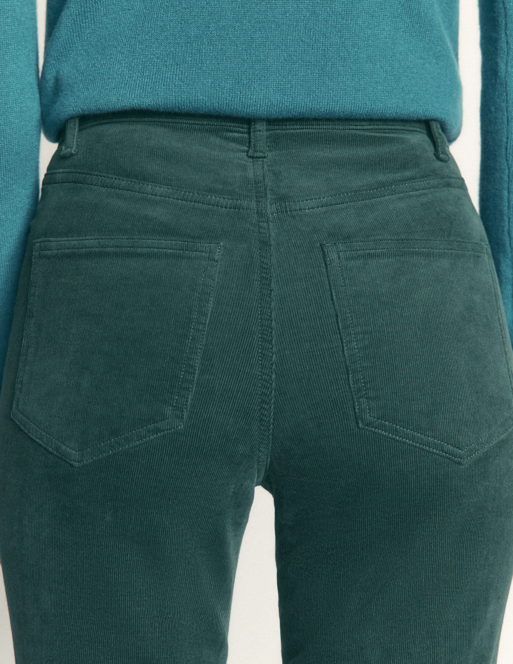 Schmal geschnittene Cord-Jeans mit hohem Bund-Seegras - Image 5