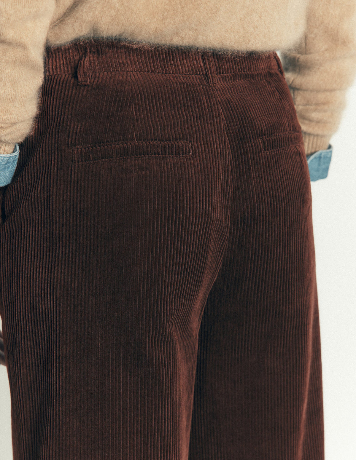 Belgravia Hose aus Jumbo-Cord-Bitterschokolade-2