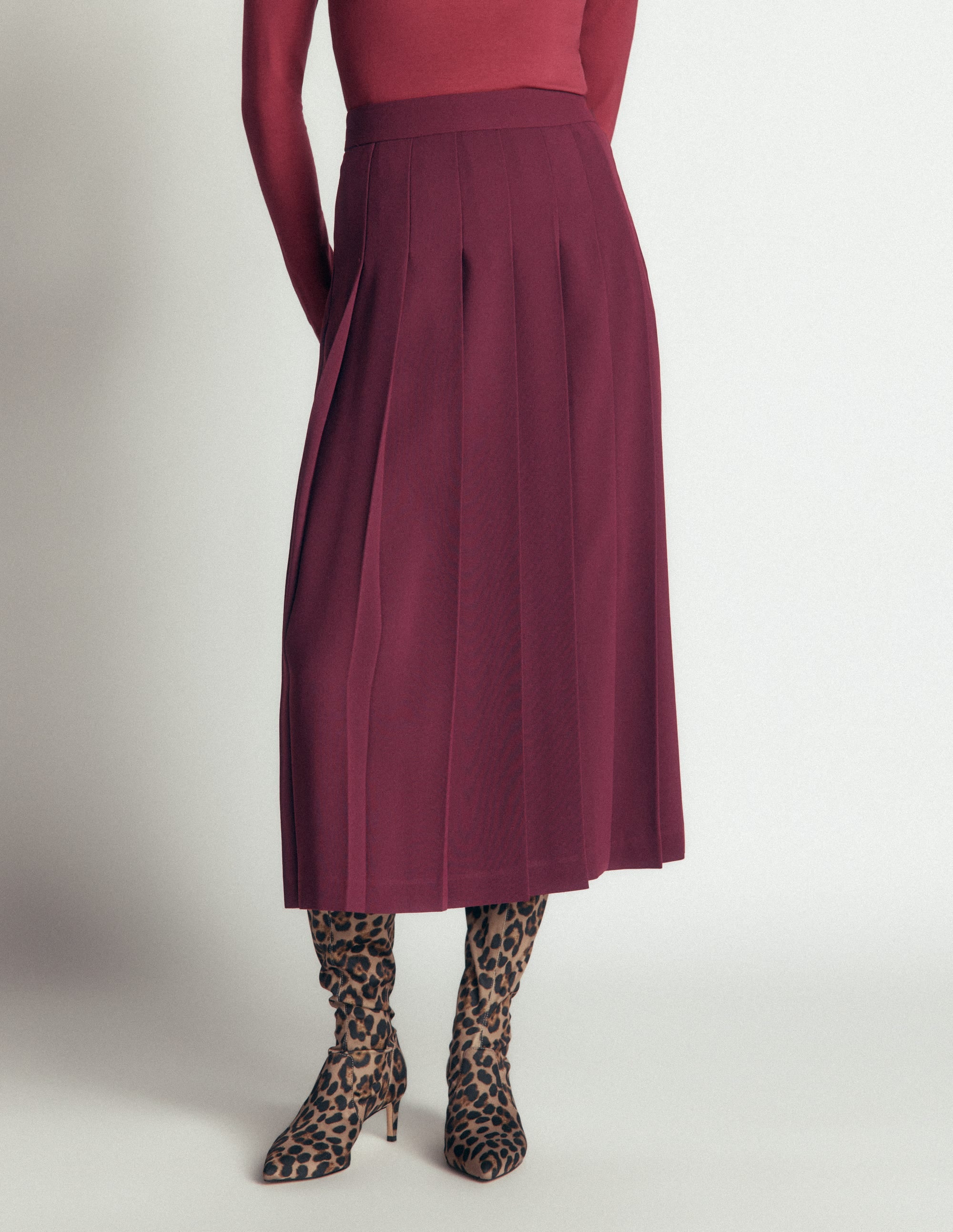 Plissierter Midirock mit seitlichem Schlitz-Dunkle Kirsche - Image 2